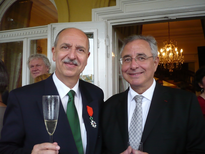 René Roudaut, a Francia Köztársaság magyarországi nagykövete a Francia Becsületrend lovagi fokozata kitüntetést adja át Bárdosi Vilmosnak 2011. július 20-án