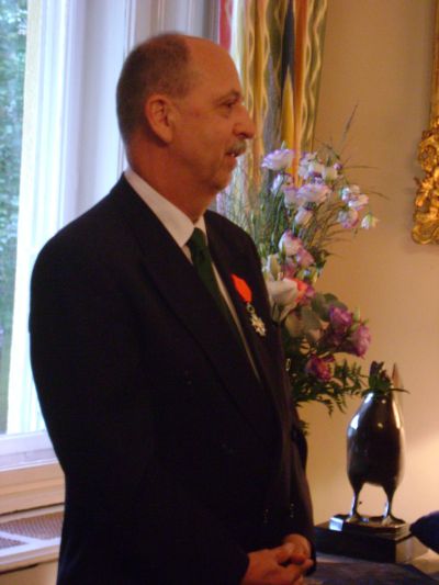 René Roudaut, a Francia Köztársaság magyarországi nagykövete a Francia Becsületrend lovagi fokozata kitüntetést adja át Bárdosi Vilmosnak 2011. július 20-án